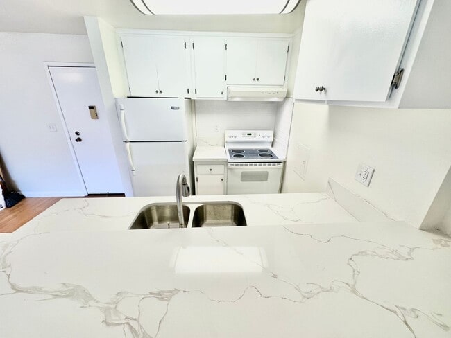 Building Photo - Spacious 1 Bedroom Condo on PCH