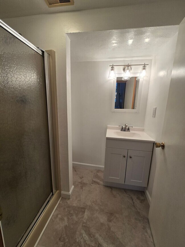 Building Photo - Beautiful 3 Bedroom Split Entry - Plum School District - AVAILABLE NOW