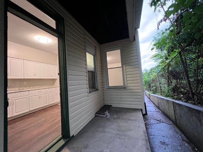 Building Photo - Updated 2BR Townhouse now showing!