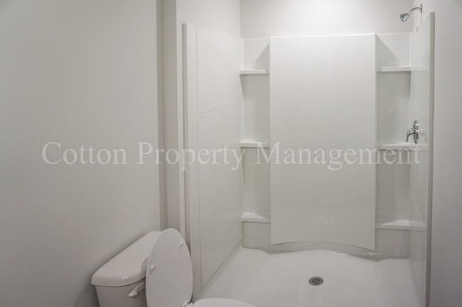 Building Photo - 602 Draymore Dr NE