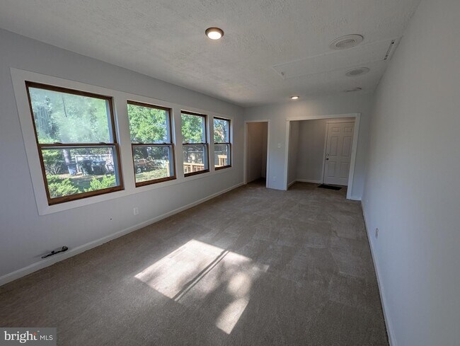 Building Photo - 6327 Willowood Ln