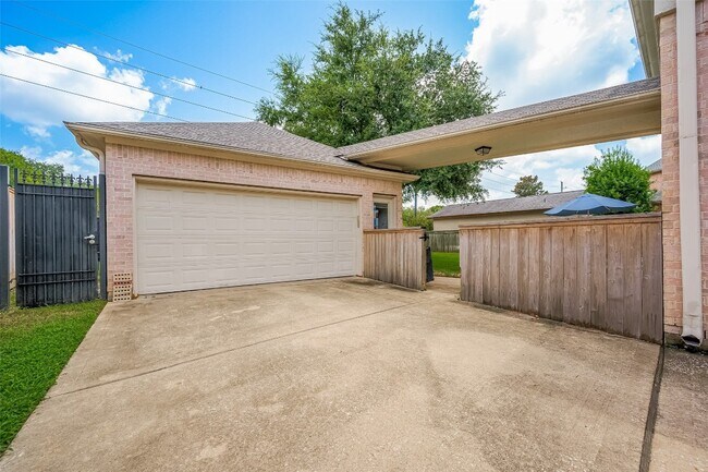 Building Photo - 11826 Legend Manor Dr