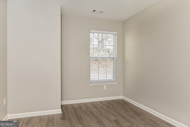 Building Photo - 8560 Guthrie Dr