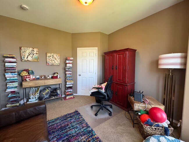 Building Photo - 3 Bedroom, 3 Bathroom House - Walking distance to the beach