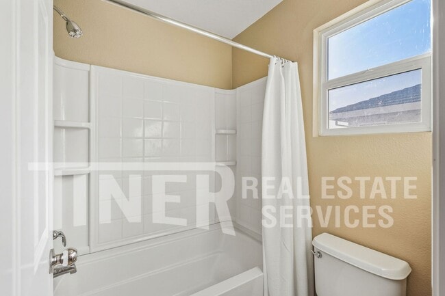 Building Photo - 3576 Hume St