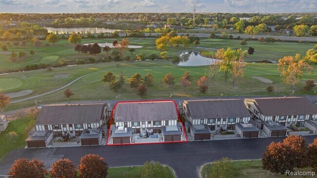 Building Photo - 1049 Country Club Dr