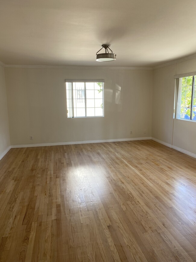 Building Photo - 1523 N Mariposa Ave