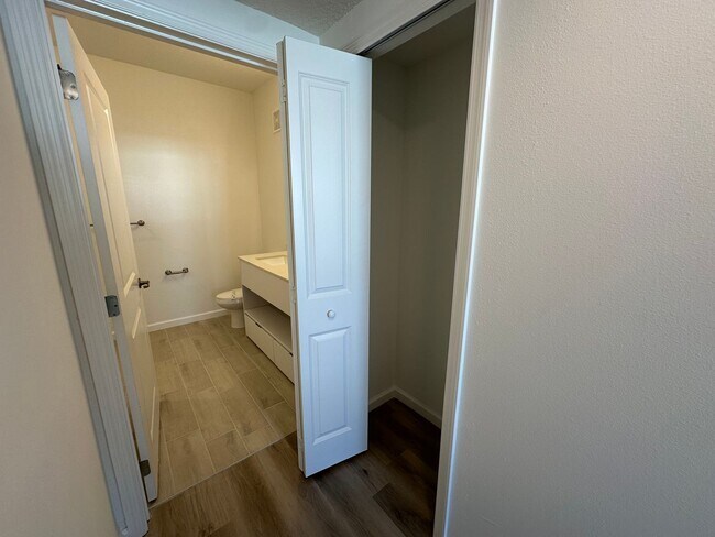 Building Photo - Spacious 2-Bedroom + Den Apartment in Prim...
