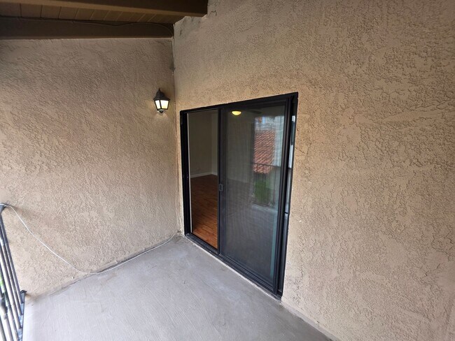 Building Photo - Beautiful 3 Bed, 2 Bath condo with 2 car garage & laundry