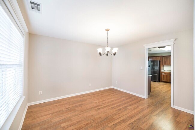 Building Photo - 104 Rosales Dr