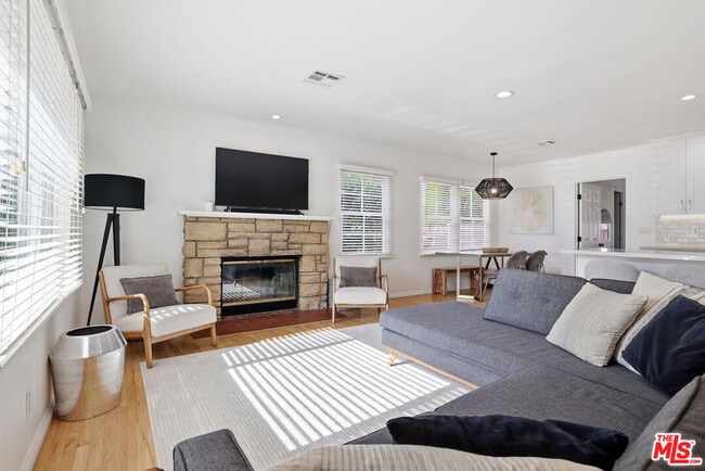 Building Photo - 4958 Canoga Ave