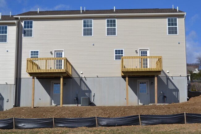 Building Photo - Fantastic Townhome - Pet Friendly (1 pet) with garage and NO MOWING!
