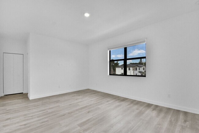 Building Photo - 706 Del Vista Rd