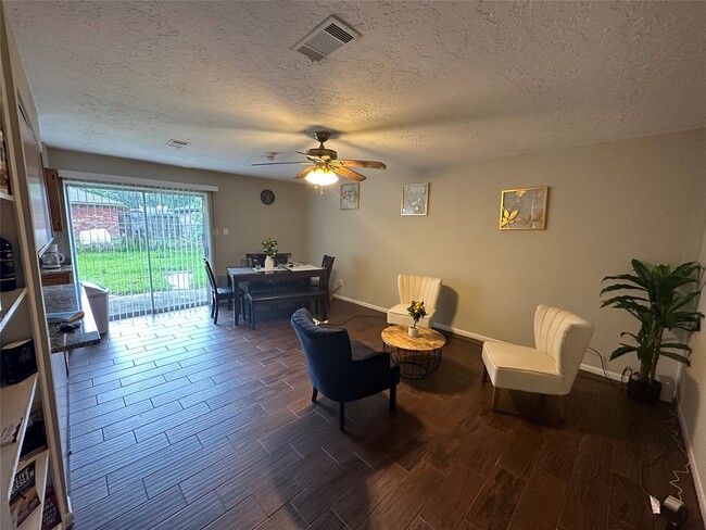 Building Photo - 9939 Valley Park Dr