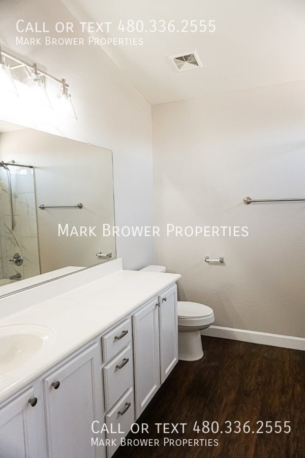 Building Photo - 1136 E Christopher St