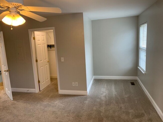 Building Photo - SPACIOUS TOWNHOME IN THE CITY