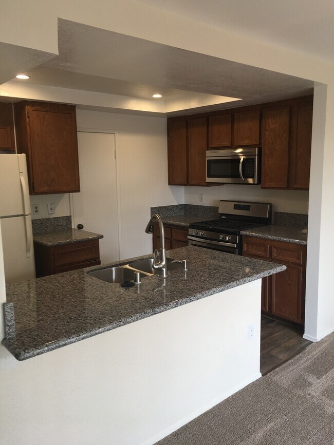Building Photo - 3BD 3BA Split Level Condo located in Mission Valley
