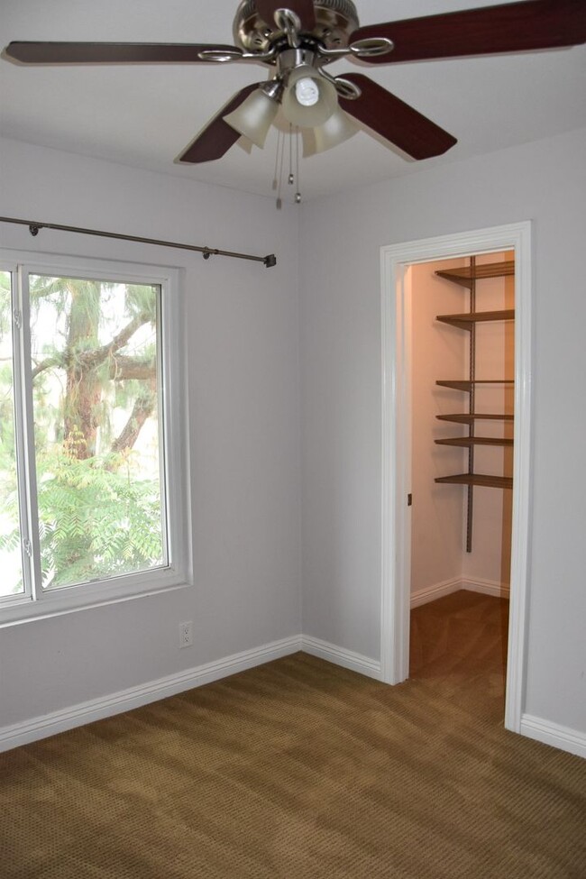 Building Photo - 3 Bedroom 2.5 Bath Hampton Court Condo Nea...