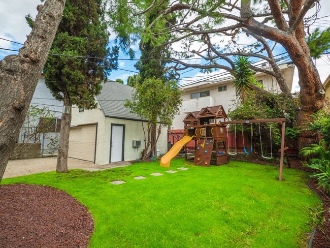 Building Photo - Beautiful West Hollywood Tudor 2 Bed/2.5 B...