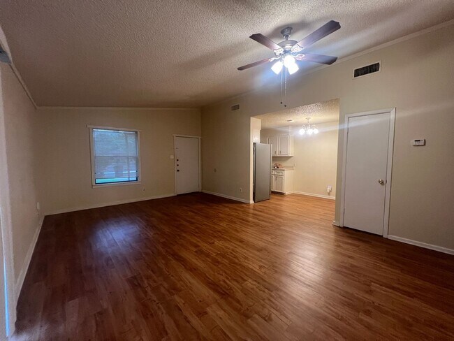Building Photo - 2/1 with Carport / Fridge / No Carpet /Gas...