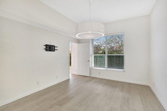 Building Photo - 1898 Capeside Cir