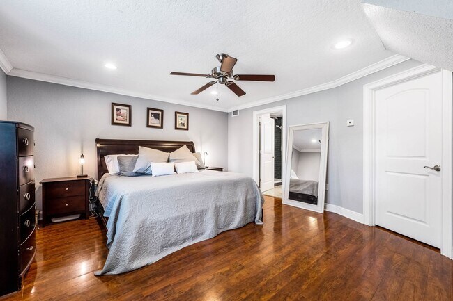 Building Photo - Hourglass District ~ Gorgeous 3/2.5 home w...
