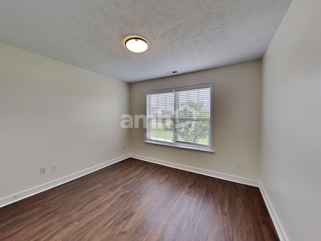 Building Photo - 914 Nimbus Ln