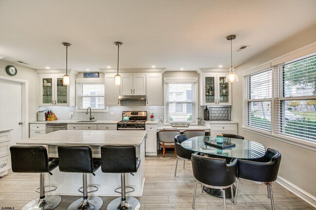 Building Photo - 200 N Essex Ave