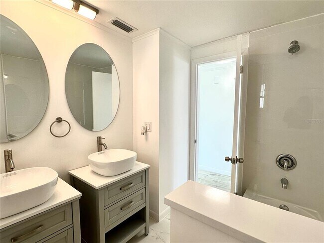 Building Photo - 812 Bayview Dr