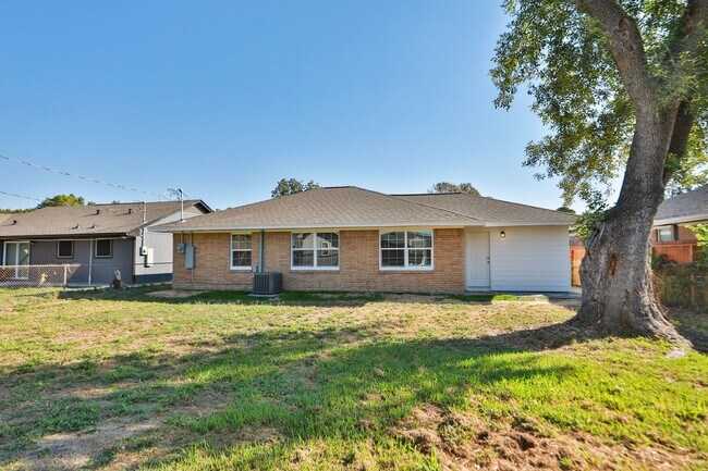 Building Photo - 631 Edgebrook Dr