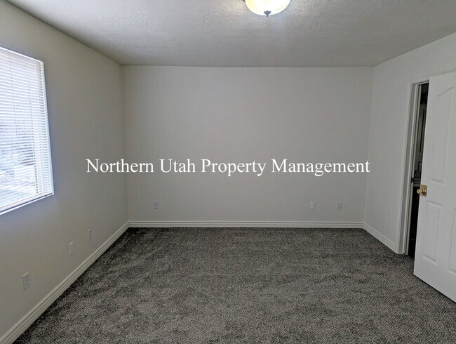 Building Photo - 3 Bed 2.5 Bath HVAC