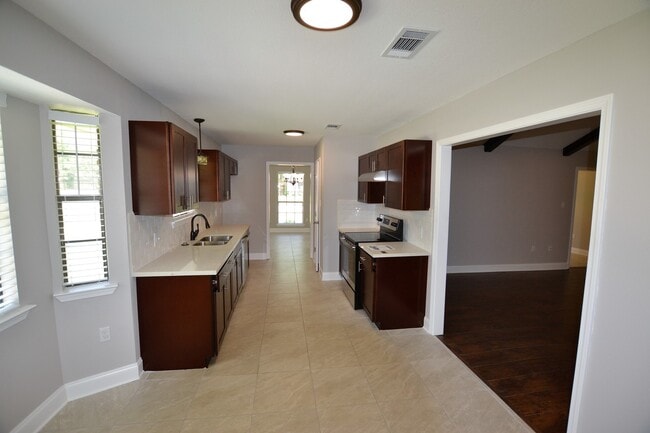 Building Photo - Newly renovated home in Beau Village Subdi...