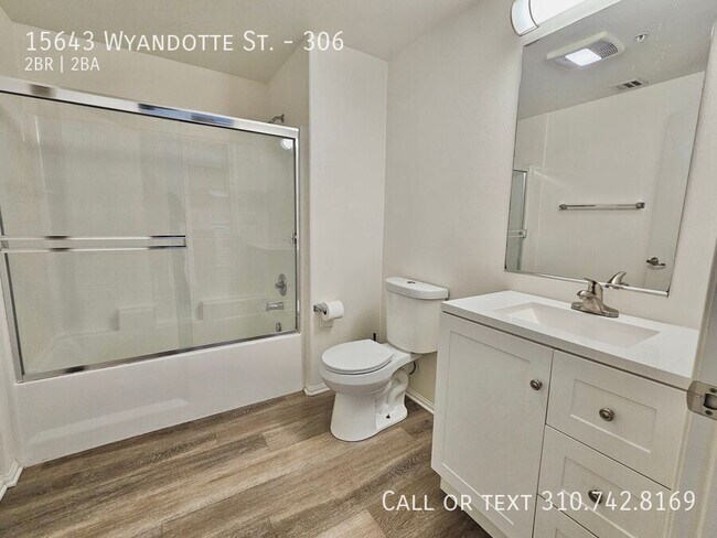 Building Photo - 15643 Wyandotte St