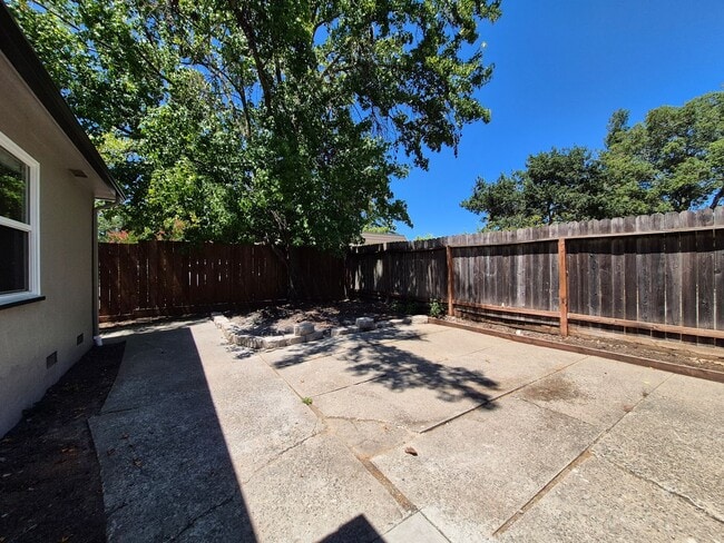 Building Photo - 3 Bedroom Home Near Montgomery Village