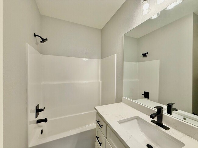 Building Photo - Beautiful and Spacious 3-Bedroom, 2-Bath R...