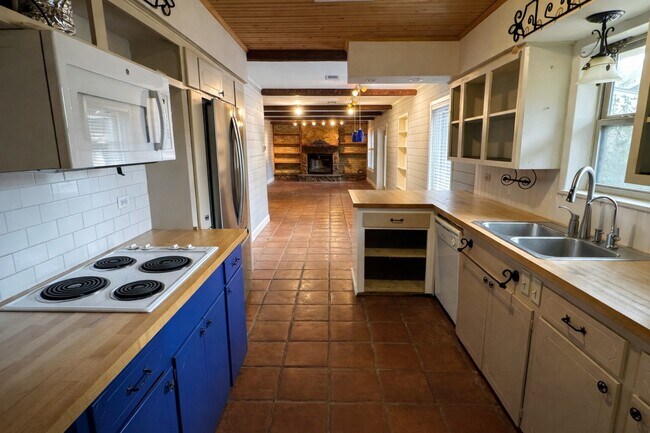 Building Photo - 202 Hardy St