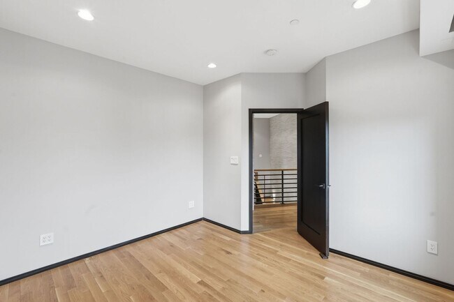 Building Photo - This exceptional West Market location is just steps from Reston Town Center, offering convenient ...