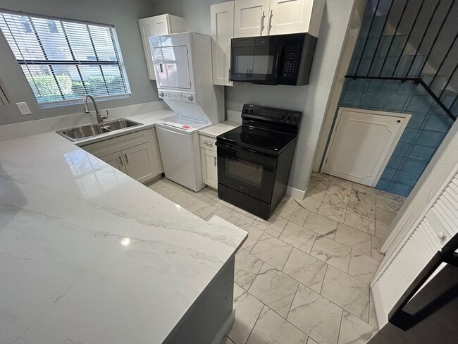 Building Photo - SPACIOUS 2 BEDROOM TOWNHOME IN LAS VEGAS COUNTRY CLUB