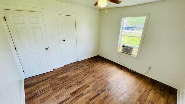 Building Photo - 1745 Rivercrest St