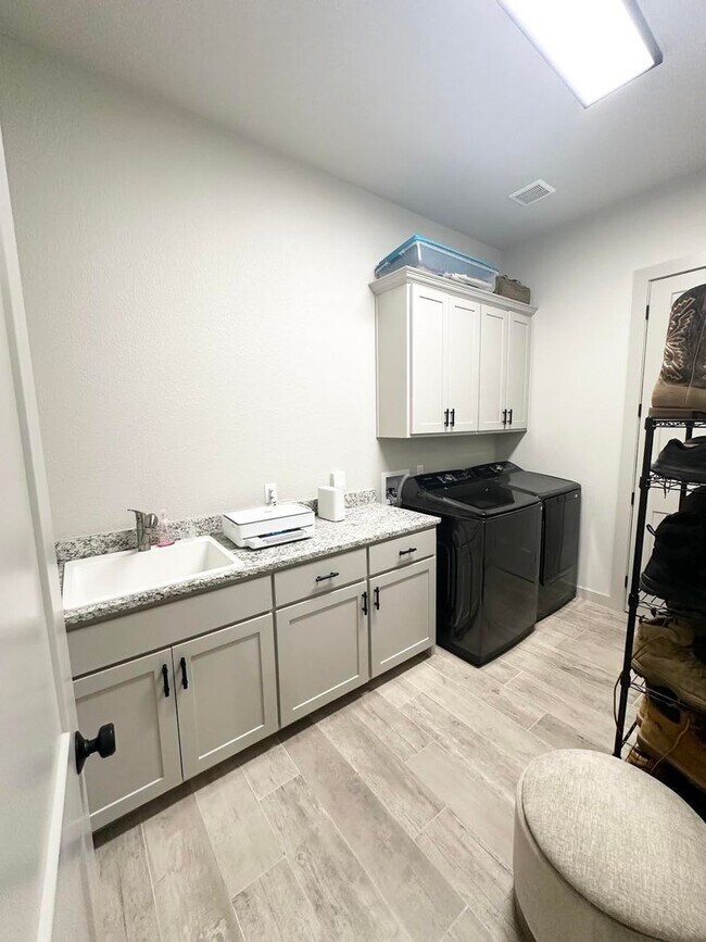 Building Photo - 4 Bedroom 3 Bathroom for Rent