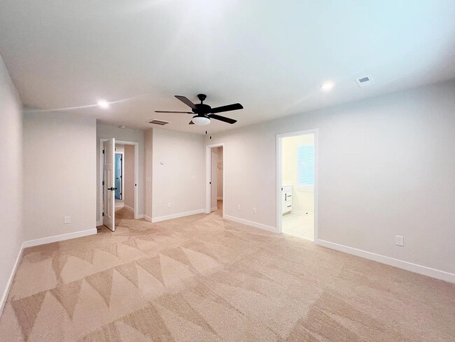 Building Photo - 44 Connaught Ct