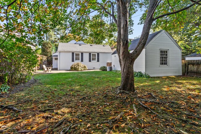 Building Photo - 1380 Cavell Ave