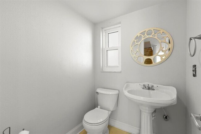 Building Photo - 255 Capri Cir N