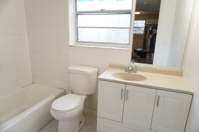 Building Photo - 4700 Gardenette St