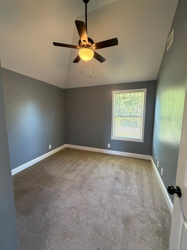 Building Photo - Large 4 Bedroom 2 1/2 Bath Pet Friendly Home For Rent!