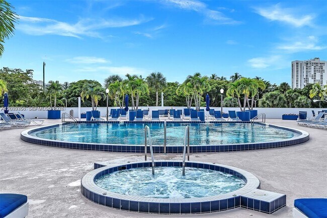 Building Photo - 3731 N Country Club Dr