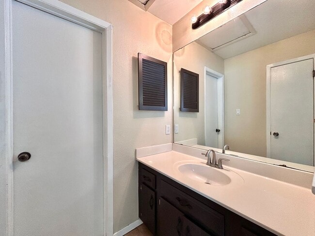 Building Photo - Beautiful 3BR/2BA Two-Level Home with Tall...