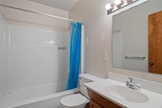 Building Photo - 3 or 4 Bed/ 3 1/2 bath