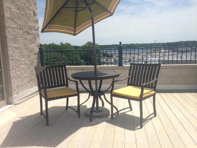 Building Photo - Fully Furnished Executive Condo in Downtow...