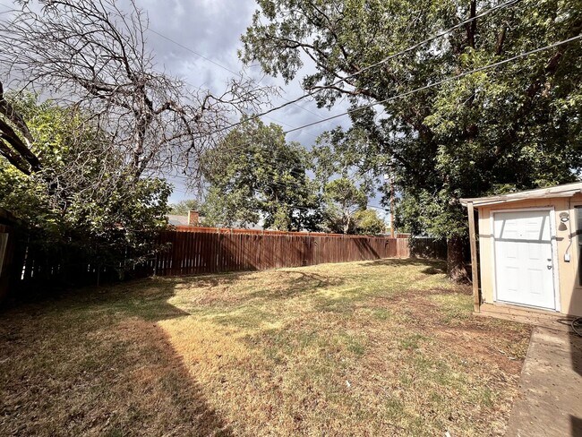 Building Photo - Amazing 4/2.5 in Prime Location! Minutes from Texas Tech and Hospitals!